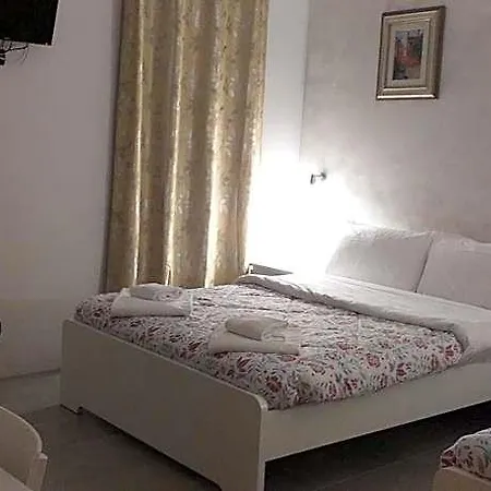 Venice Sanella Πανσιόν *